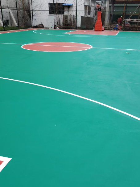勃利 球场长期使用易出现地面开裂